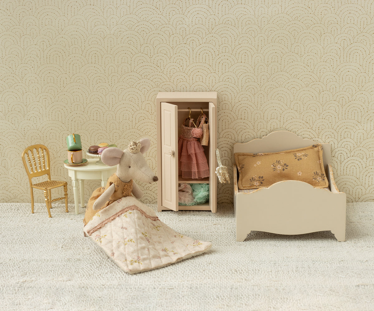 Maileg - Wooden Bed Mini +Vintage Kitten in Sweater