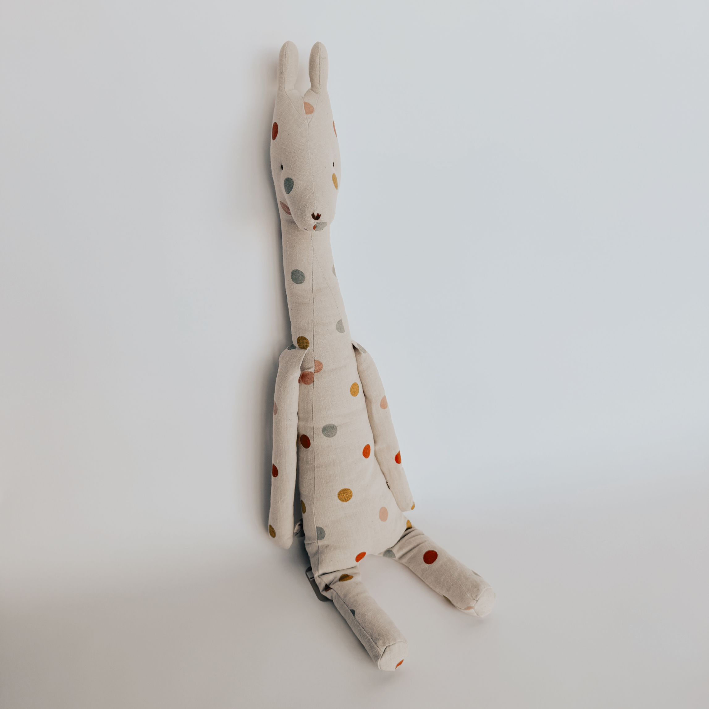 The Maileg - Safari Friends Big Giraffe by Grace & Company with polka dots sits against a plain white background.