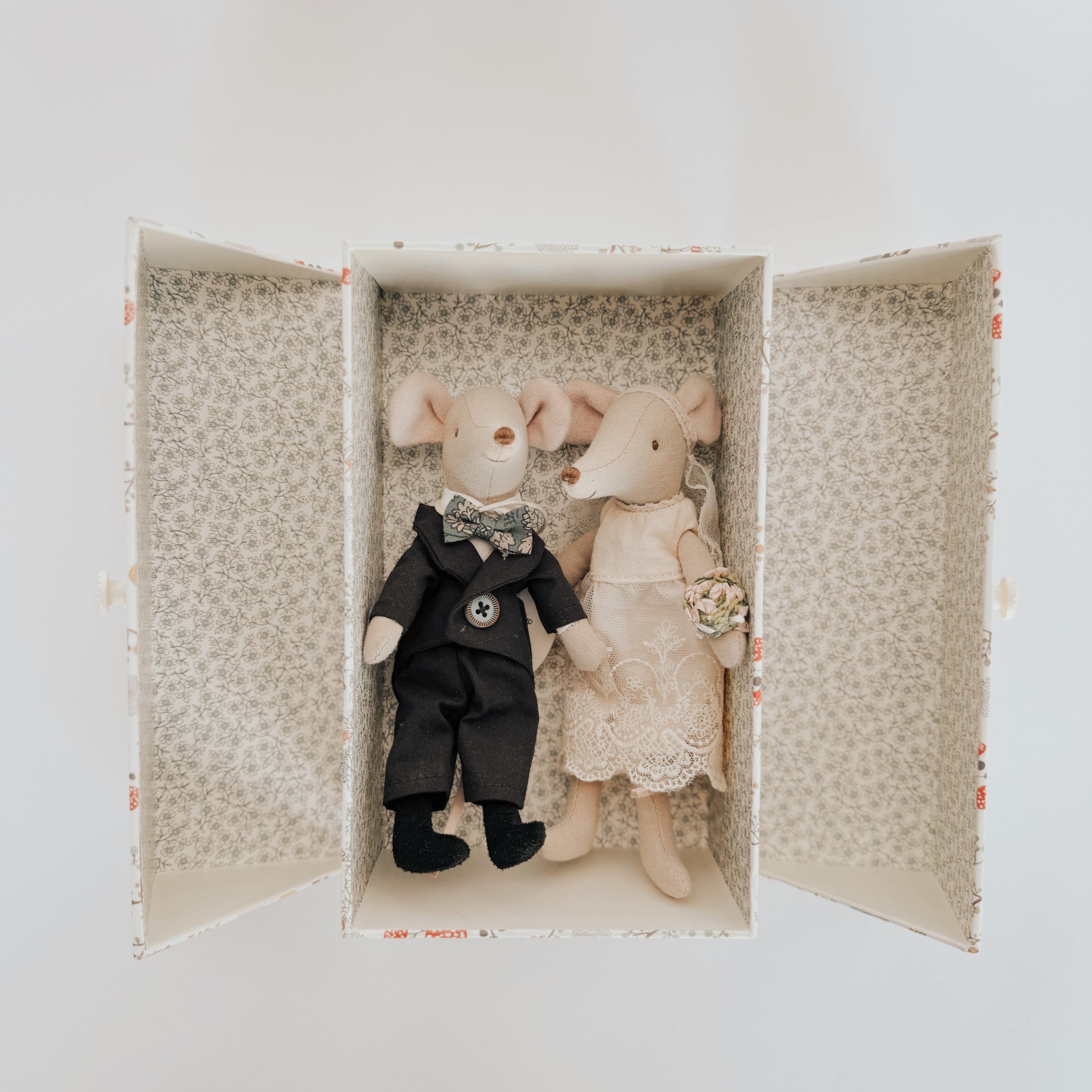 Maileg - Mr. & Mrs. Mice Couple by Grace & Company features bride and groom mice side by side in a decorative box.